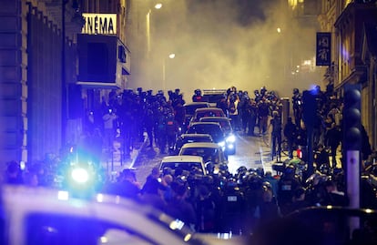 Manifestantes y policías, en los Campos Elíseos en la madrugada del domingo.   