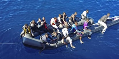 Restos de una patera rescatada en 2015 por Salvamento Marítimo.