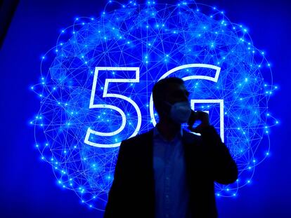 Un visitante del MWC de Barcelona frente al logo del 5G.