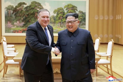 El secretario de Estado de EE UU, Mike Pompeo, y el líder norcoreano, Kim Jong-un, el pasado 9 de mayo en Pyongyang.