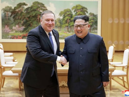 O secretário de Estado dos EUA, Mike Pompeo, e o líder norte-coreano, Kim Jong-un, 9 de maio em Pyongyang.