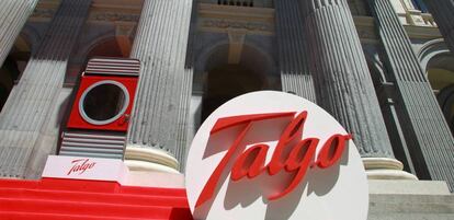 Logotipo de Talgo en las puertas del Palacio de la Bolsa de Madrid.