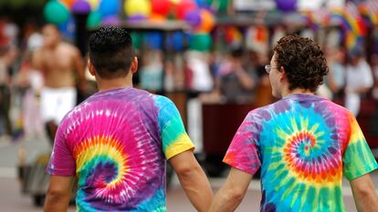 Pareja de chicos celebrando el Orgullo LGTBI.