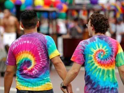 Pareja de chicos celebrando el Orgullo LGTBI.