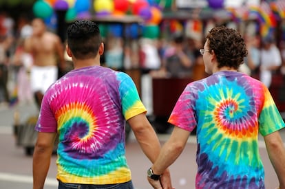 Pareja de chicos celebrando el Orgullo LGTBI.