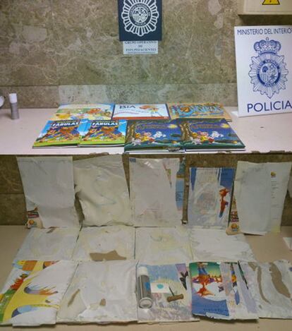 Detención de un ciudadano argentino procedente de Salvador de Bahía (Brasil), al que se le intervinieron 6.300 gramos de cocaína en unos dobles fondos practicados en cuentos infantiles que llevaba en el interior de una maleta facturada con destino a Bilbao.