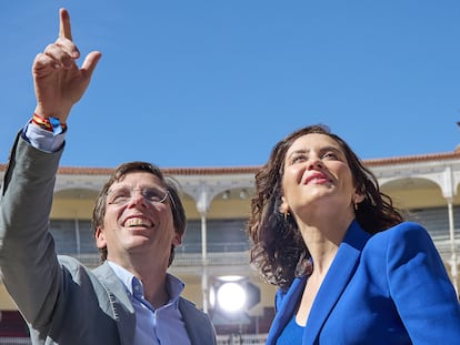 El alcalde de Madrid, José Luis Martínez-Almeida, y la presidenta de la Comunidad, Isabel Díaz Ayuso, el 13 de abril en Las Ventas, en el acto de presentación de las candidaturas del PP en la región.