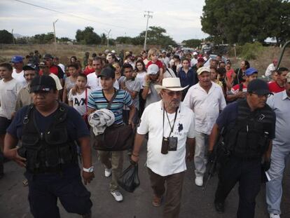Hipólito Mora, con sombrero, entregándose a las autoridades