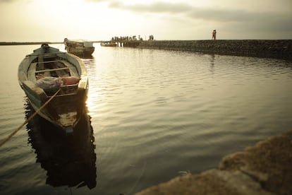 Amanecer en el puerto de Bonthe, donde sus habitantes aseguran que se vive con lo justo y siempre gracias a lo que da el mar. Como gran paradoja, recuerdan con añoranza los tiempos de guerra, hace 12 años, porque entonces había más pesca.