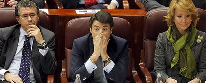 La presidenta, Esperanza Aguirre, al vicepresidente, Ignacio González, y el consejero Francisco Granados, durante el pleno de la Asamblea de Madrid.