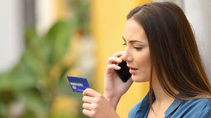 ¿Una llamada de tu banco para pedirte información? Esto es lo que debes hacer para cuidar tu dinero