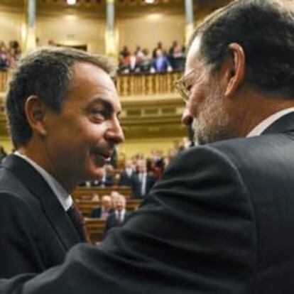 El jefe del Ejecutivo saliente, José Luis Rodríguez Zapatero, felicita al líder del PP, Mariano Rajoy, tras ser elegido hoy presidente del Gobierno, una vez finalizado el debate de investidura.