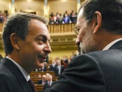 El jefe del Ejecutivo saliente, José Luis Rodríguez Zapatero, felicita al líder del PP, Mariano Rajoy, tras ser elegido hoy presidente del Gobierno, una vez finalizado el debate de investidura.