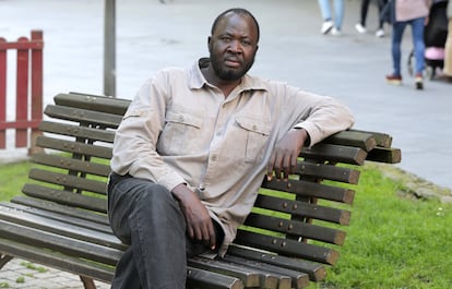 Mame Cheikh Niyang Mbaye, senegalés y padre de 22 hijos, posa este mes de junio en la plaza de Zabalburu de Bilbao, donde reside desde hace casi cuatro décadas.