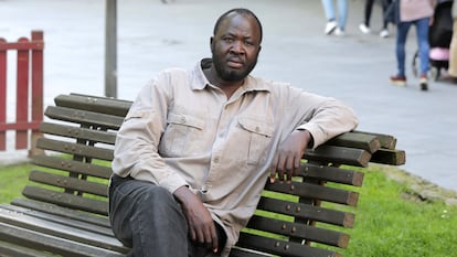 Mame Cheikh Niyang Mbaye, senegalés y padre de 22 hijos, posa este mes de junio en la plaza de Zabalburu de Bilbao, donde reside desde hace casi cuatro décadas.