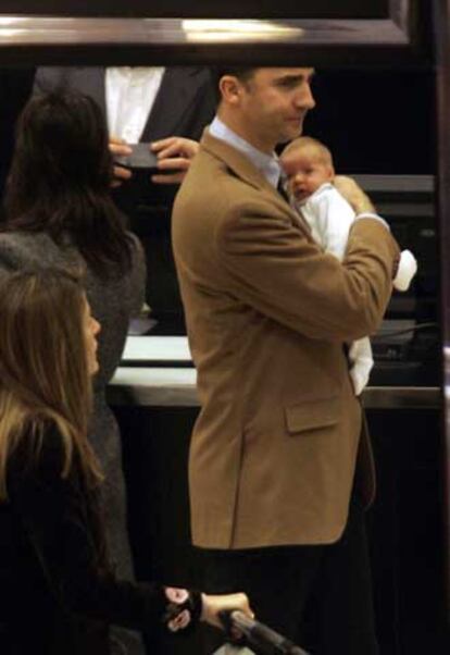 Los príncipes de Asturias salieron ayer a pasear con su hija Leonor por un centro comercial de Alcobendas (Madrid). Don Felipe y Doña Leticia acudieron al centro para hacer algunas compras de Navidad y lo hicieron con la pequeña. En la imagen, el Príncipe lleva a la Infanta en brazos, mientras que la Princesa empuja el cochecito.