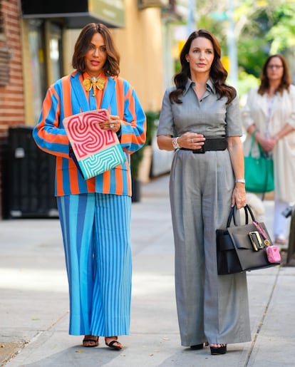 Cada personaje se define por su vestuario. Y si Charlotte es la más clásica (en la imagen, de gris, con bolso de Boyy), Lisa Todd Wexley, el personaje al que da vida Nicole Ari Parker prefiere generalmente las llamativas mezclas de color.