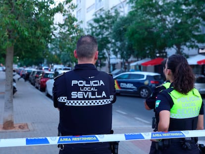 Agentes de la Policía Local de Sevilla en el dispositivo para reducir a un varón atrincherado en una tienda en la barriada de Pino Montano, en el norte de la ciudad de Sevilla.