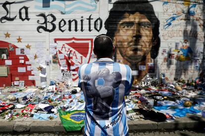 Un aficionado llora frente a una de las ofrendas a Maradona en Buenos Aires.