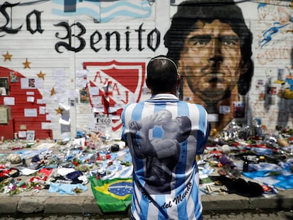 Un aficionado llora frente a una de las ofrendas a Maradona en Buenos Aires.