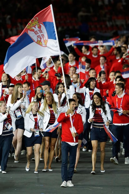 Sonriente, el tenista serbio Novak Djokovic fue uno de los abanderados ms destacables del estadio olmpico de Londres.