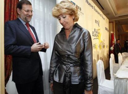 Mariano Rajoy observa a Esperanza Aguirre en un acto el pasado 19 de mayo.