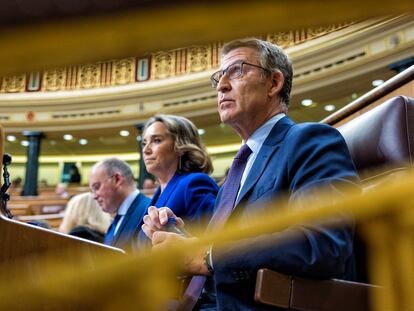 Feijóo, junto a Gamarra y Tellado, esta mañana en el Congreso.