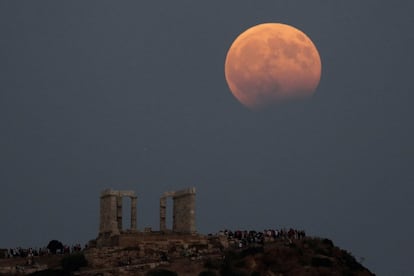 Vista do eclipse lunar parcial diante do templo de Poseidón no leste de Atenas (Grécia). Fenômeno é visto majoritariamente no Hemisfério Norte. No Brasil, só algumas cidades registram a versão "penumbral" do eclipse, menos visível.