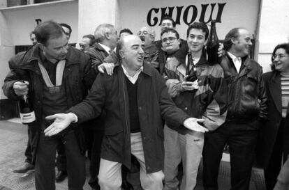 Celebración en el bar 'El Chiqui', de Logroño, de los ganadores del sorteo de lotería del Niño. Este establecimiento repartió casi todo el segundo premio.