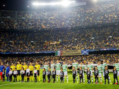 Miles de esteladas en el Camp Nou con los equipos formados en el centro del campo.