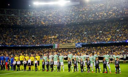 Milers d'estelades al Camp Nou amb els equips formats al centre del camp.