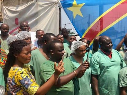 El personal sanitario del hospital de Beni, en República Democrática del Congo, celebran el alta de la última paciente de ébola en el país.