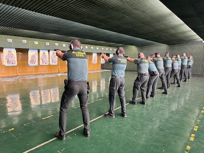 Alumnos de la Academia de Oficiales de la Guardia Civil, durante unas prácticas de tiro.