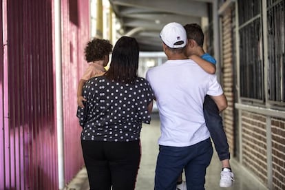 Una familia venezolana, en uno de los pasillos de una casa refugio de Ciudad de México.