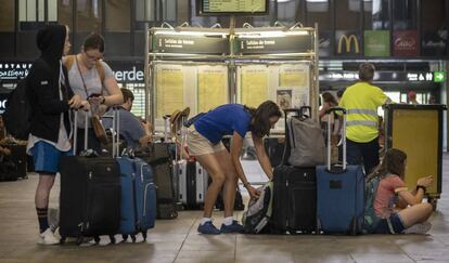 Pasajeros en la estación de Santa Justa en Sevilla este lunes durante el día de huelga en Renfe. 