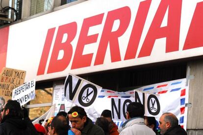 Protesta ante la sede de Iberia, esta mañana en Madrid.