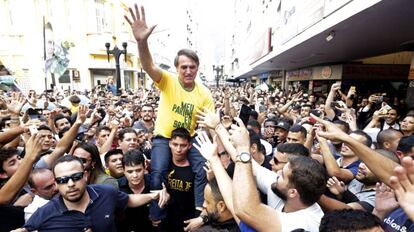 Jair Bolsonaro, momentos antes de sofrer um atentado durante a campanha em Juiz de Fora (MG).