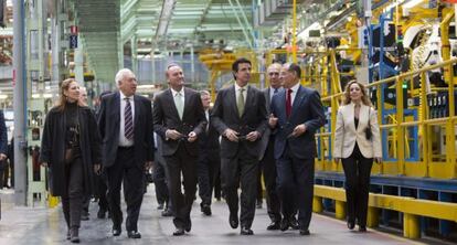 El ministro Garc&iacute;a-Margallo, segundo por la izquierda, en la planta de Ford.