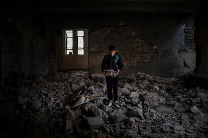 Yousef, de 12 años, fotografiado en la destruida escuela Jummuria, en Mosul. Quiere ser policía. En el bombardeo de este colegio murieron varios niños y otros quedaron física y psíquicamente afectados.