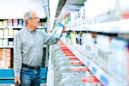 <p>Esta preocupación por el medio ambiente, por las buenas prácticas y por la dignidad animal juega un papel en el supermercado. Y las marcas lo usan a su favor (y al de todos), como es evidente. Según la misma consultora, <strong>solo entre 2016 y 2017 se multiplicaron los mensajes que hacían referencia a envases menos contaminantes, métodos de producción más éticos, reducción en la huella de carbono o, simplemente, un certificado de que la materia prima procede de huertos o granjas cercanos</strong> y no de la otra punta del planeta (siempre que no sea imprescindible: el 58% de los españoles reconoce preferir marcas que producen a este lado de los Pirineos). Así que, ¿por qué no recordárselo en el envase, aunque, nutricionalmente hablando, no aporte nada al producto?</p> <p>Otro informe de la consultora recoge que el 29% de los productos alimentarios y bebidas puestos a la venta entre septiembre de 2016 y agosto de 2017 añadieron etiquetas señalando que no llevaban aditivos o conservantes (recordemos que en Europa son todos seguros), que eran de procedencia orgánica (la ciencia no le otorga beneficios destacables) o que no incluían transgénicos (podrían ser inocuos e incluso ventajosos para el ser humano, aunque aún faltan estudios a largo plazo). <strong>Una tendencia que ha aumentado un 17% en la última década apoyándose en la preocupación del consumidor por eliminar ingredientes nocivos de su dieta</strong> (cosa que en Europa no ocurre puesto que todos los alimentos pasan unos muy estrictos controles de seguridad).</p> <p>Partiendo de la base de que todas las leches del mercado son aptas para el consumo de las personas (de eso ya se encargan las autoridades), últimamente se han disparado los sellos de calidad (la mayoría privados) que certifican un plus en el respeto al medio ambiente o el bienestar animal. Conscientes de las inquietudes del consumidor, los productores lácteos se esfuerzan por mejorar sus métodos de producción y hacérselo saber a sus compradores. <strong>Algunos términos son estándares con definición universal. Y otros, forman parte del glosario marketiniano que las marcas crean para poder contar las bonitas historias que hay detrás de sus productos</strong>. Hablamos con algunas marcas que utilizan estos reclamos en sus productos para saber qué quieren comunicar.</p>