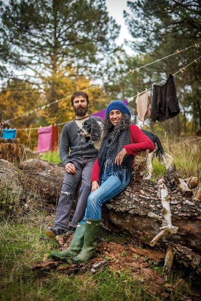 Se conocieron en Dublín y allí empezaron a vivir juntos. Él, natural de Winterbourne Gunner, un pueblecito del sur de Inglaterra; ella, del barrio madrileño de Carabanchel. Recorrieron Europa en furgoneta: Inglaterra, Francia e Italia, trabajando en la hostelería y en la vendimia. En Roma les robaron el vehículo. Y se fueron a Madrid. Aguantaron poco. Hace nueve años se mudaron a Santa María de la Alameda. “Recibimos de la tierra lo que necesitamos. En el bosque cogemos la leña y en casa tenemos un aljibe para recoger el agua de lluvia”, explica ella. Él tiene un horno de pan ecológico, El Árbol del Pan, que distribuye a tiendas de Madrid.