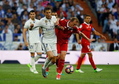 Cristiano Ronaldo lucha por el balón con Michael Krohn-Dehli.