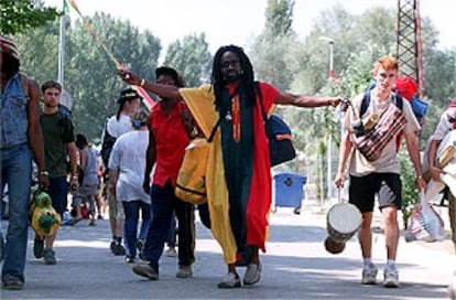 El público de U-Zona Reggae abandona ayer el recinto del festival en Torelló.