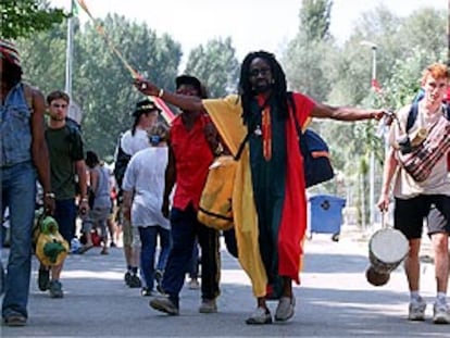 El público de U-Zona Reggae abandona ayer el recinto del festival en Torelló.