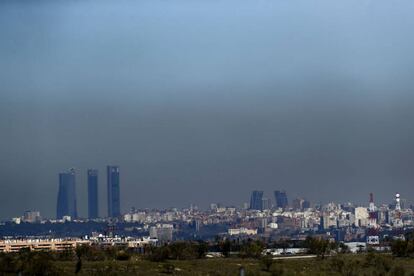 Vista de Madrid con la 'boina' contaminante que con frecuencia cubre la ciudad.