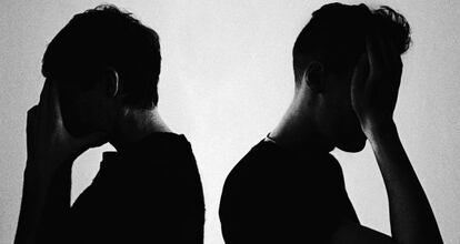 El dúo Rhye en una de las escasísimas fotos de promoción en las que se les ve... casi.