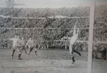 Gol del uruguayo Victoriano Iriarte en la final del Mundial de 1930 entre Argentina y Uruguay disputada en Montevideo.