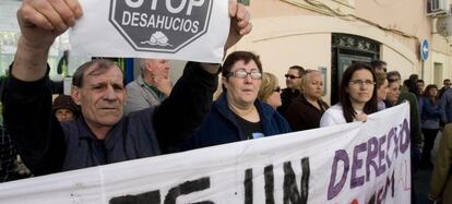 Un grupo de personas se manifiesta para evitar un desahucio.