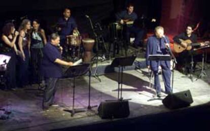 Los cantantes Paco Muñoz y Lluís Miquel, la noche del sábado en el claustro de la Universidad de Valencia.