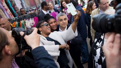 El candidato laborista a la alcald&iacute;a de Londres, Sadiq Khan, posa este mi&eacute;rcoles para una foto con dos seguidoras en un mercado de Londres.